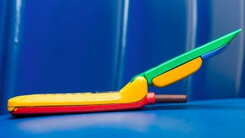 Sebelum merilis edisi Rainbow, pada 6 Januari 1996 ponsel Motorola StarTAC memulai debutnya dengan merilis ponsel lipat berwarna hitam. Saat itu adalah momen penting kemunculan ponsel lipat pertama di dunia. Foto: CNET