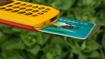 Ponsel ini punya kartu SIM seukuran kartu ATM. Ada antena yang bisa ditarik keluar atau dimasukkan pada salah satu sisi atasnya, dan terdapat engsel yang memungkinkan kita melipatnya agar muat dimasukkan ke kantong. Foto: CNET