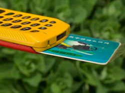 Warna-warni Ponsel Jadul Bertema Pelangi