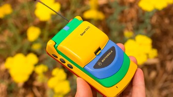 Berbodi plastik dan punya layar sekitar 1,75 inch. Ini dia, Motorola StarTAC yang dirilis pada 1990-an. Motorola StarTAC sangat bersejarah karena termasuk generasi awal ponsel lipat. Foto: CNET