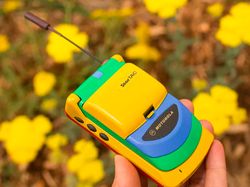 Warna-warni Ponsel Jadul Bertema Pelangi