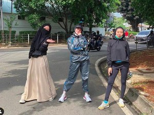 Baju Mulan Jameela saat Lari Pagi yang Jadi Sorotan