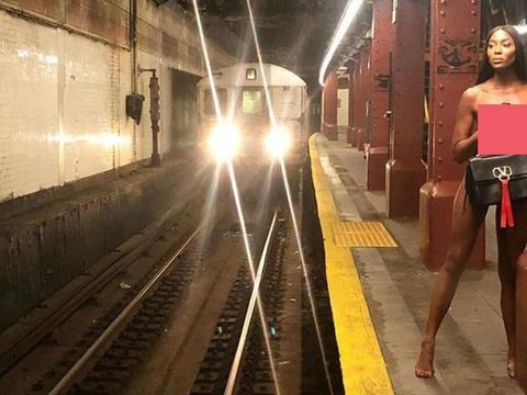 Naomi Campbell jalan-jalan di stasiun tanpa busana.