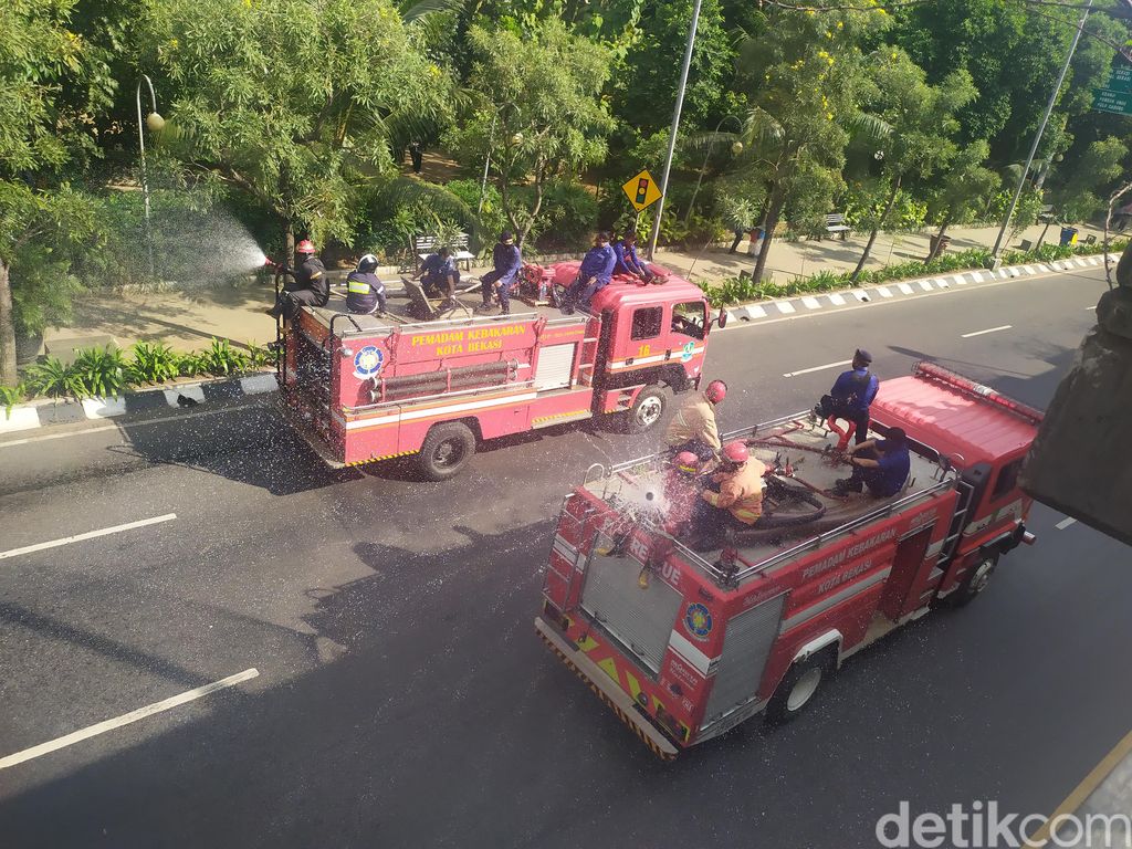 Penyemprotan disinfektan usai CFD di flyover Summarecon Bekasi. (LN Arun/detikcom)