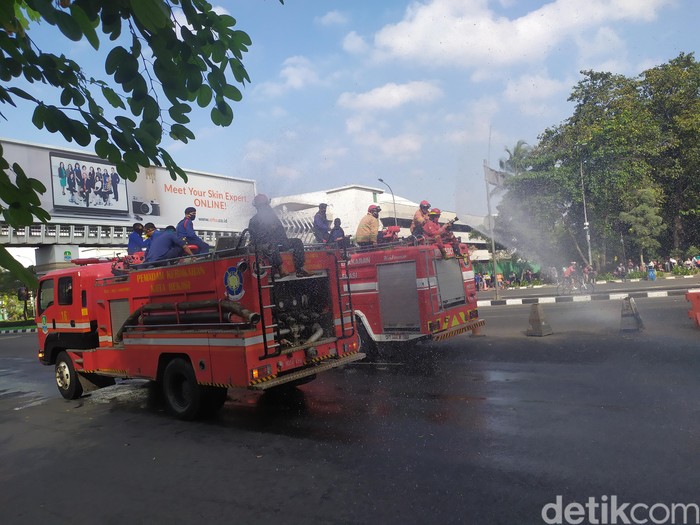 Penyemprotan disinfektan usai CFD di flyover Summarecon Bekasi. (LN Arun/detikcom)