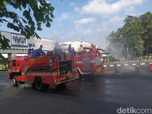 CFD Berakhir, Flyover Summarecon Bekasi Disemprot Disinfektan