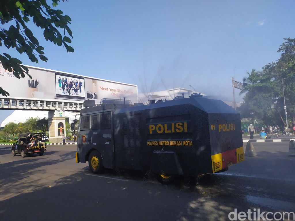 Penyemprotan disinfektan usai CFD di flyover Summarecon Bekasi. (LN Arun/detikcom)