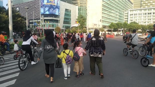 Pesepeda-pelari di Bundaran HI, Minggu (5/7) pagi.