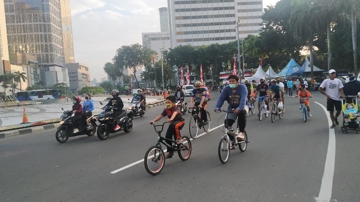 Pesepeda-pelari di Bundaran HI, Minggu (5/7) pagi.