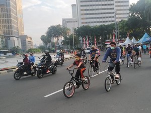 Tak Ada CFD, Pesepeda-Pelari di Bundaran HI Tetap Padati Jalur Kendaraan