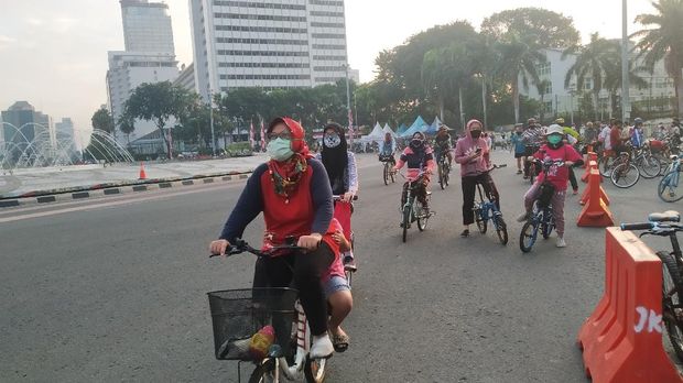 Pesepeda-pelari di Bundaran HI, Minggu (5/7) pagi.