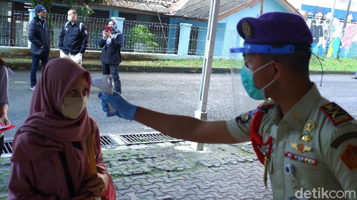 Peserta UTBK-SBMPTN dicek suhu tubuh