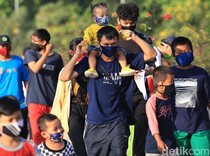 Potret Anak-anak di CFD Bekasi Kegiatan CFD kembali digelar di Kota Bekasi. Tak hanya orang dewasa, sejumlah anak juga tampak mengikuti kegiatan tersebut.