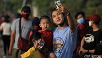 Tak sedikit pula warga yang datang bersama keluarga untuk mengisi waktu di Minggu pagi.