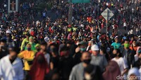 Sejumlah warga memadati kawasan Kota Bekasi untuk mengikuti hari bebas kendaraan bermotor atau car free day (CFD), Minggu (5/7/2020).