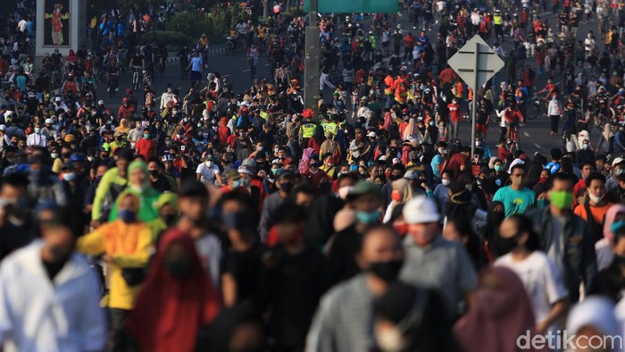 Potret Keramaian Warga Saat CFD di Bekasi CFD kembali digelar di Kota Bekasi. Warga pun antusias mengikuti CFD perdana usai sebelumnya dihentikan guna mencegah penyebaran COVID-19.