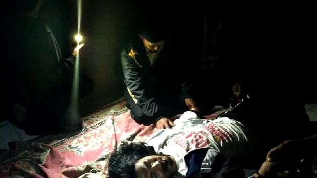 Salah seorang warga kesurupan saat 10 ustaz menggelar doa bersama di rumah horor Cianjur