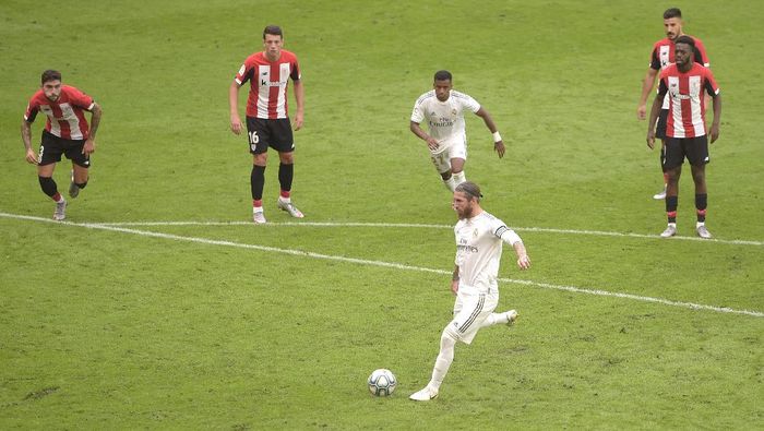 sergio ramos real madrid athetic bilbao vs real madrid laliga liga spanyol BILBAO, SPAIN - JULY 05: Sergio Ramos of Real Madrid scores his teams first goal from the penalty spot during the La Liga match between Athletic Club and Real Madrid CF at San Mames Stadium on July 05, 2020 in Bilbao, Spain. Football Stadiums around Europe remain empty due to the Coronavirus Pandemic as Government social distancing laws prohibit fans inside venues resulting in all fixtures being played behind closed doors. (Photo by Juan Manuel Serrano Arce/Getty Images)