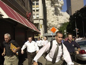 Pria Pembawa Map dalam Foto Viral Tragedi 9/11 Meninggal karena Corona