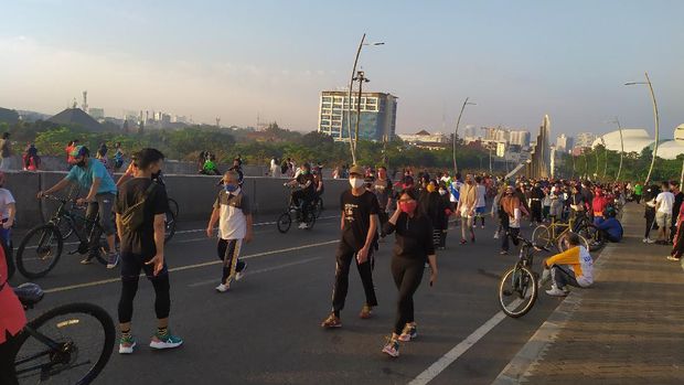 Suasana CFD di flyover Summarecon Bekasi, Minggu (5/7) pagi.