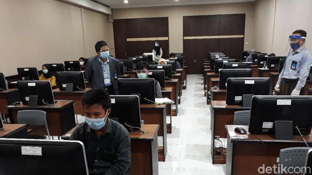 Suasana UTBK hari pertama di UNS Solo