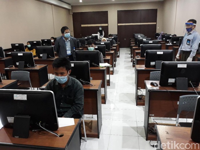 Suasana UTBK hari pertama di UNS Solo