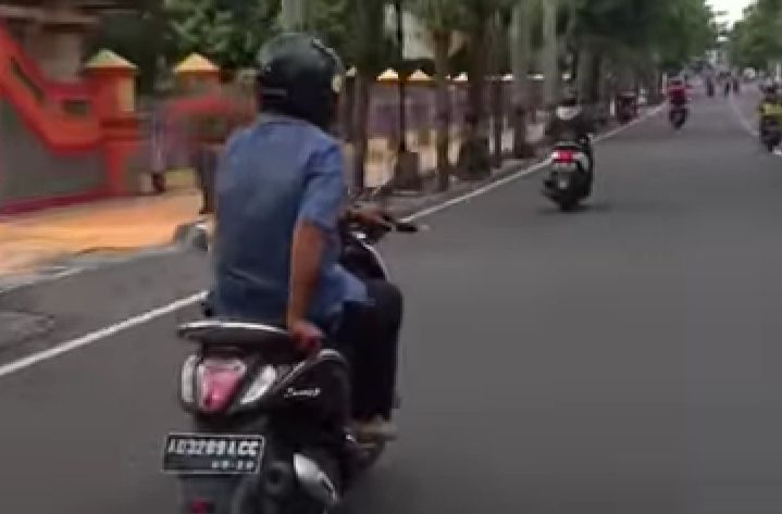 Tangkapan layar di ISK pemotor santuy nyetang tangan kiri.