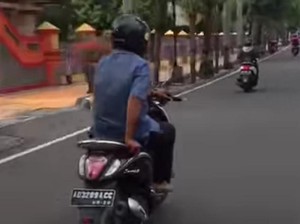 Netizen Riuh, Pemotor Santuy Pegang Gas Pakai Tangan Kiri