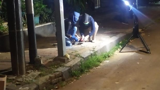 Tim Gegana sisir rumah korban ledakan Menteng. (Foto: Luqman/detikcom)