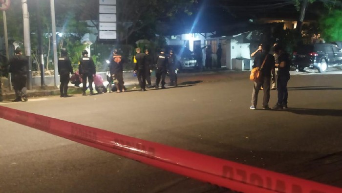 Tim Gegana sisir rumah korban ledakan Menteng. (Foto: Luqman/detikcom)