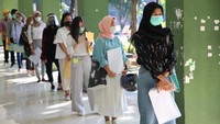 Peserta antre, menjaga jarak. Mereka semua mengenakan masker sambil membawa dokumen syarat untuk ikut UTBK. (Dok UPN Veteran Jakarta)