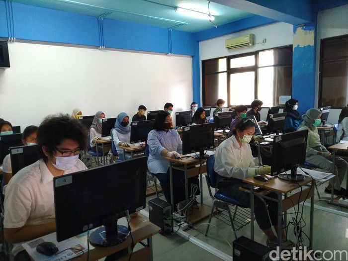 UTBK-SBMPTN 2020 di UNJ, Rawamangun, Jakarta Timur. (Sachril Agustin Berutu/detikcom)