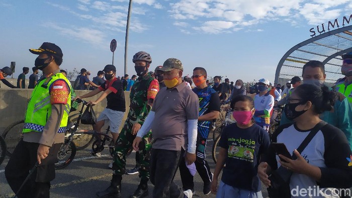Wali Kota Bekasi Rahmat Effendi memantau pelaksanaan CFD di Sumarecon Bekasi
