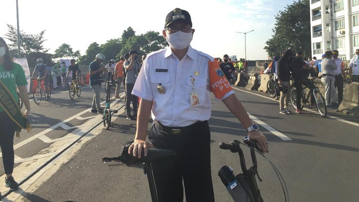 Wali Kota Jakarta Selatan Marullah Matali saat meninjau kawasan pesepeda JLNT Antasari (Foto: Tiara/detikcom)