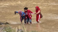 Diketahui, banjir yang menerjang kawasan tersebut beberapa waktu lalu membuat jembatan yang menjadi akses utama warga untuk beraktivitas hanyut terbawa arus banjir.