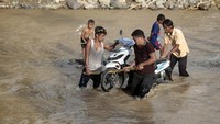 Akibatnya, akses warga untuk melakukan kegiatan sehari-hari menjadi terganggu. Tak sedikit warga yang nekat melintasi sungai dengan membawa kendaraannya agar dapat menyeberangi sungai tersebut.