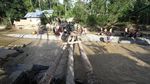 Warga Gorontalo Gotong Royong Bangun Jembatan Darurat