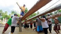 Sejumlah warga bergotong rotong membangun jembatan darurat di Desa Tulabolo, Kabupaten Bone Bolango, Gorontalo, Minggu (5/7/2020).