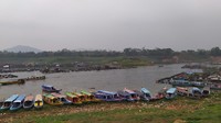 Pemandangan waduk Cirata yang dikelilingi pegunungan akan memanjakan mata wisatawan. Pesonanya tak kalah dengan destinasi wisata lain di Cianjur. (Ismet Selamet/detikcom)