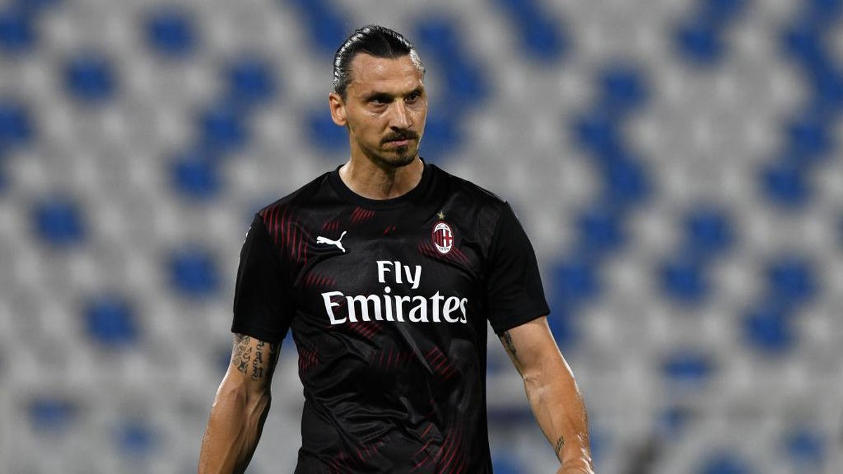 Zlatan Ibrahimovic belum memutuskan bakal bertahan di AC Milan. (Foto: Getty Images/Chris Ricco)