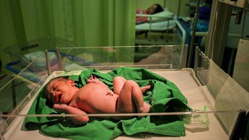 Anak yang baru lahir dari seorang ibu yang luar biasa. Istimewa/dok. Bored Panda/@el_one  