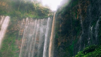 Air terjun Tumpak Sewu di Jawa Timur yang sangat menakjubkan. Istimewa/dok. Bored Panda/@jprphotos  