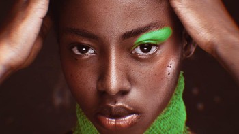 Sang fotografer ingin menceritakan tentang merasa nyaman dengan kulit Anda sendiri. Warna hijau dipilih karena identik dengan rasa nyaman. @thallallxperience  