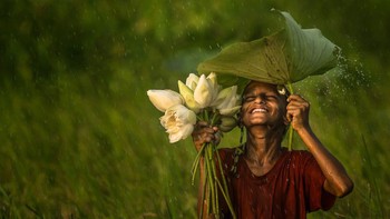 Banyak orang benci hujan karena membuatnya basah dan merepotkan, namun beberapa orang lainnya bisa bahagia hanya karena merasakan hujan. Istimewa/dok. Bored Panda/@photographerasaf   