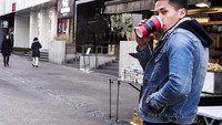 Nah kalau ini pose tampan Arsyah saat ngopi sambil jalan-jalan di Korea Selatan. Gaya kerennya buat banyak netizen kepincut! Foto: Instagram @arsyahrasyid