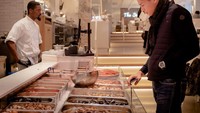Sibuk memilih seafood, Arsyah terlihat bingung memilih jenis seafood apa yang akan ia makan saat berlibur ke luar negeri. Foto: Instagram @arsyahrasyid