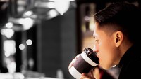  Penggemar berat kopi, pengusaha kelahiran tahun 1990 ini tak pernah bisa lepas dari minuman hangat yang satu ini. Foto: Instagram @arsyahrasyid
