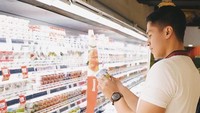 Pengusaha muda yang satu ini beberapa kali mengunggah kesehariannya, seperti tengah memilih produk olahan susu di salah satu supermarket. Foto: Instagram @arsyahrasyid