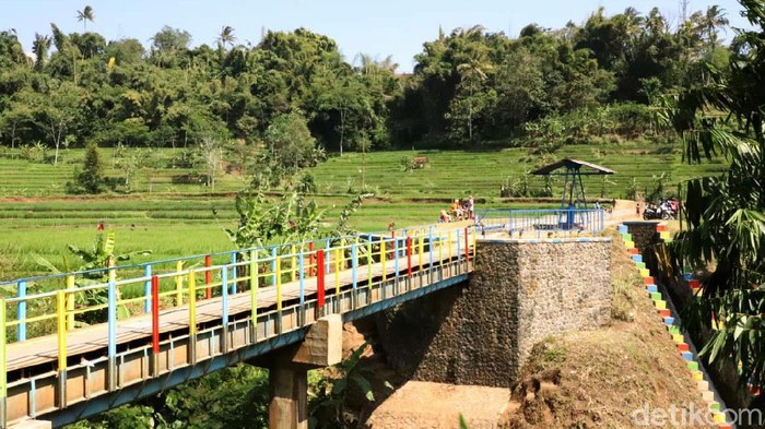 Irigasi Talangseng jadi destinasi wisata alternatif di kawasan Garut. Di sana, wisatawan dapat bermain air dengan menikmati panorama alam khas pedesaan.