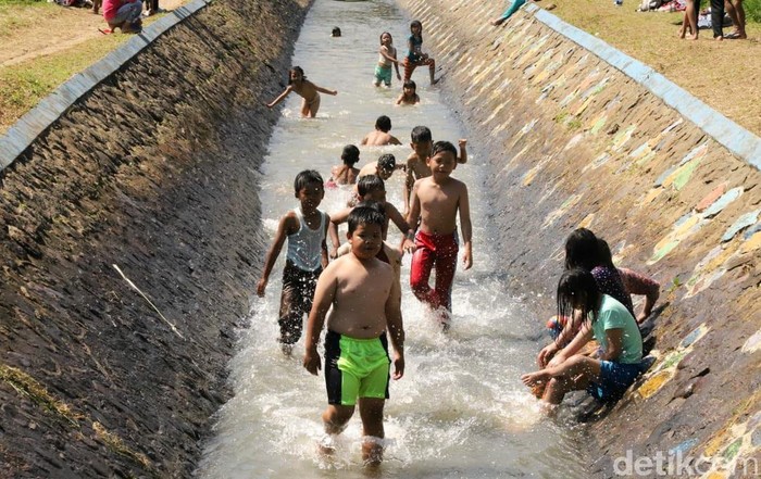 Irigasi Talangseng jadi destinasi wisata alternatif di kawasan Garut. Di sana, wisatawan dapat bermain air dengan menikmati panorama alam khas pedesaan.